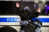 Un policier anti-émeute fouille un manifestant lors d'une marche de soutien à l'opposant Alexeï Navalny le 3 février 2021 