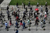 Des habitants font la queue pour se faire dépister du Covid-19, le 26 avril 2022 à Pékin