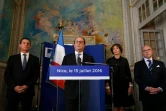 Le president Francois Hollande (C) avait donné une conférence de presse à Nice au lendemain de l'attaque meurtrière aux côtés du Premier ministre Manuel Valls (G), du ministre de l'Intérieur Bernard Cazeneuve (D) et de la ministre de la santé Marisol Touraine