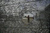 Un soldat ukrainien à un check point près de Velyka Dymerka à l'est de Kiev, le 9 mars 2022
