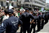 Des policiers algériens encadrent des manifestants à Alger, le 12 juillet 2019