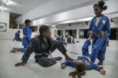 Des enfants de tous âges et de tous genres élèves du Cantagalo jiu-jitsu dans la favela de Cantagalo, à Rio de Janeiro, au Brésil, le 31 juillet 2023