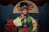 Zhong Huifangi, membre de la troupe "Lanterne de Fleurs", lors d'une représentation à Kunming, le 7 janvier 2016