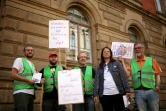 Des employés du constructeur automobile allemand Volkswagen protestent devant le tribunal de Brunswick, dans le nord de l'Allemagne, où s'est ouvert un procès contre l'ancien PDG de Volkswagen, Martin Winterkorn, le 3 septembre 2024
