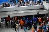 Des agents de sécurité contrôlent et fouillent les supporters à leur arrivée, le 21 mai 2016 au Stade de France à Saint-Denis, avant la finale de la Coupe de France entre Marseille et le Paris Saint-Germain