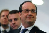 Le ministre de l'Economie Emmanuel Macron et le président  François Hollande lors d'une visite à l'usine Novo Nordisk le 21 avril 2016 à Chartres 