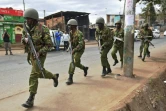 Des policiers courent pour disperser des manifestants dans le bidonville de Kibera, à Nairobi, le 12 août 2017