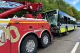 Une dépanneuse sur le site d'un accident impliquant une voiture et un bus, le 28 juillet 2023 à Mézières-sur-Seine, dans les Yvelines