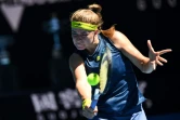 La Tchèque Karolina Muchova, à la volée, lors de son quart de finale de l'Open d'Australie contre l'Australienne Ashleigh Barty, le 17 février 2021 à Melbourne
