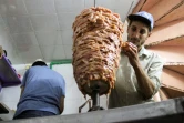 Un syrien prépare un plat dans le restaurant "Les mets damascènes Ibad al-Rahmane", dans la ville rebelle d'Idleb, en Syrie, le 19 juillet 2017