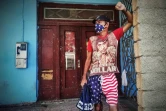 Un Cubain porte un short et un masque aux couleurs du drapeau américain dans une rue de La Havane, le 3 mai 2021