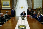 Le président turc Recep Tayyip Erdogan (c) rencontre le Conseil suprême militaire et le Premier ministre Binali Yildirim (2e d) le 28 juillet à Ankara