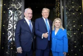 Le Premier ministre israélien Benjamin Netanyahu (à gauche) et son épouse Sara (à droite) accueillis par l'ancien président américain Donald Trump au Mar-a-Lago Club de Palm Beach, en Floride, le 26 juillet 2024