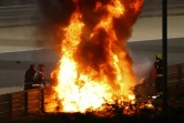 La voiture de Romain Grosjean en feu après son accident lors du GP de Bahreïn, à Sakhir, le 29 novembre 2020