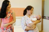 Xu Jingfang (g), la maman du petit Kirk bercé par une nounou, au Centre post-natal international du lac Malaren,  le 17 mai 2018 à Shanghai