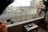 La vue d'une chambre de l'hôtel "Walled Off ", récemment ouvert par Banksy à Bethléem dans les Territoires palestiniens et jouxtant le mur de séparation construit par Israël, le 3 mars 2017