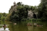Avec son lac, des cascades et une grotte, ce parc paysager à l'anglaise, qui s'étend sur 25 hectares dans le XIXe arrondissement, a été bâti sur une ancienne carrière de gypse, exploitée jusqu'en 1860 pour construire des immeubles parisiens.