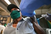 Un homme se fait injecter une dose du vaccin anti-Covid-19 Pfizer/BioNTech à Cali (Colombie), le 26 avril 2021