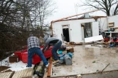 Des habitants au milieu des ruines de leurs maisons détruites le 27 décembre 2015 à Rowlett au Texas
