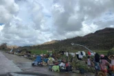 Des habitants de la ville de Dapa, sur l'île de Siargao, rassemblent quelques affaires après la destruction de leurs maisons par le typhon Rai, le 19 décembre 2021