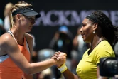 Serena Williams (d) serre la main de Maria Sharapova après avoir éliminé la Russe en quarts de l'Open d'Australie, le 26 janvier 2016 à Melbourne