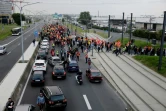 Des manifestants opposés à la Loi travail bloquent la circulation devant le marché de Rungis, le 9 juin 2016
