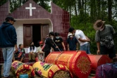 Des membres d'une famille toraja retirent les cercueils d'une tombe pendant le rituel traditionnel "Manene" à Pangala, dans le sud de l'île des Célèbes, le 27 août 202 en Indonésie