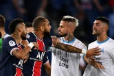 L'attaquant brésilien du Paris-SG, Neymar (g), et le défenseur espagnol de Marseille, Alvaro Gonzalez (d), s'invectivent lors du match de Ligue 1 au Parc de Princes, le 13 septembre 2020