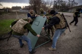 Des soldats ukrainiens renforcent leurs positions à Barvinkove, dans l'est de l'Ukraine, le 9 avril 2022