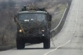Un camion militaire russe avance sur une route dans la région de Rostov, frontalière du territoire séparatiste de Donetsk dans l'Est de l'Ukraine, le 23 février 2022
