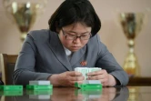 La Nord-Coréenne Kim Su Rim mémorise un paquet de cartes, le 17a vril 2019 à l'université Kim Hyong Jik de Pyongyang