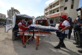 Des secouristes du Croissant-rouge palestinien évacuent le coprs d'un homme tué mprs d'une opération militaire israélienne dans le camp de réfugiés de Nour Chams, en Cisjordanie occupée, le 29 août 2024