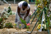 Une femme devant la tombe d'une victime des attentats à l'église Saint-Sébastien à Negombo le 28 avril 2019