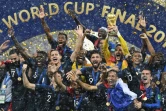 Les Bleus posent avec le trophée après avoir battu les Croates en finale du Mondial, le 15 avril 2018 au stade Loujniki à Moscou