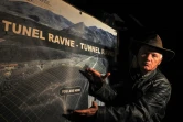 Semir Osmanagic, homme d'affaires et explorateur autoproclamé, expliquent aux touristes les particularités du site de la "pyramide" de Visoko, au parc archéologique "Ravne", le 24 octobre 2020 en Bosnie