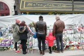 Des bouquets et messages déposés devant le Bataclan à Paris le 13 décembre 2015 en hommage aux victimes des attentats jihadistes du 13 novembre