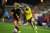 La Belge Julie Biesmans (g) à la lutte avec la Suédoise Kosovare Asllani, le 22 juillet 2022 à Leigh 