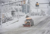 Un chasse-neige déblaye la neige sur le Broadway à Methuen, Massachusetts, le 7 janvier 2024