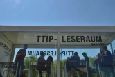 Des gens lisent des documents secrets sur le traité transatlantique en cours de négociation, rendus publics par Greenpeace, le 2 mai 2016 à Berlin