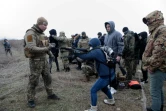 Un instructeur militaire montre le maniement des armes à des civils, le 5 février 2022 près d'Odessa, en Ukraine