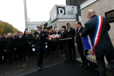 Le président  Francois Hollande et le maire de Saint-Denis Didier Paillard dévoilent la plaque en mémoire de Manuel Dias première victime des jihadistes,  le 13 novembre 2016 au Stade de France à Saint-Denis 