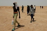 Des migrants africains dans le désert, près d'Al'Assah, à la frontière entre la Libye et la Tunisie, le 30 juillet 2023