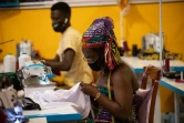 Des migrants africains travaillent dans l'atelier de la marque Top Manta créée par le syndicat des vendeurs à la sauvette, le 11 juin 2021 à Barcelone