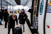 Des voyageurs descendent du dernier train Allegro en provenance de Saint-Pétersbourg à la gare d'Helsinki, le 27 mars 2022 