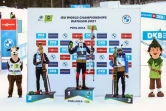 (g à d) Les Norvégiens Johannes Dale, 2e, et Sturla Holm Laegreid, 1er, et le Français Quentin Fillon-Maillet, 3e, sur le podium de la mass start des Championnats du monde de biathlon, à Pokljuka en Slovénie, le 21 février 2021