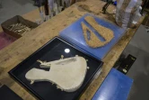 Moules avant et après pour fabriquer une guitare en mycélium de champignon dans l'atelier de la luthière française Rachel Rosenkrantz, le 21 juin 2023 à Providence, dans le nord-est des Etats-Unis
