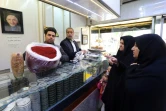 Des femmes achètent du safran dans une boutique, le 11 novembre 2018 dans la province de Khorasan, en Iran