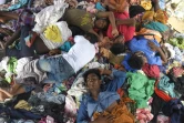 Des réfugiés rohingyas dorment sur une pile de vêtements à leur arrivée au camp temporaire de Lhokseumawe en Indonésie, le 8 septembre 2020