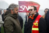 Le député La France insoumise Alexis Corbière (G) avec un syndicaliste CGT de la SNCF lors d'une manifestation, à Paris le 9 avril 2018