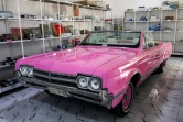 Une oldsmobile de 1964 restaurée, dans le magasin de pièces détachées de Jaafar Salmane, le 27 mai 2025 à Alexandrie, dans la province de Babel, en Irak
